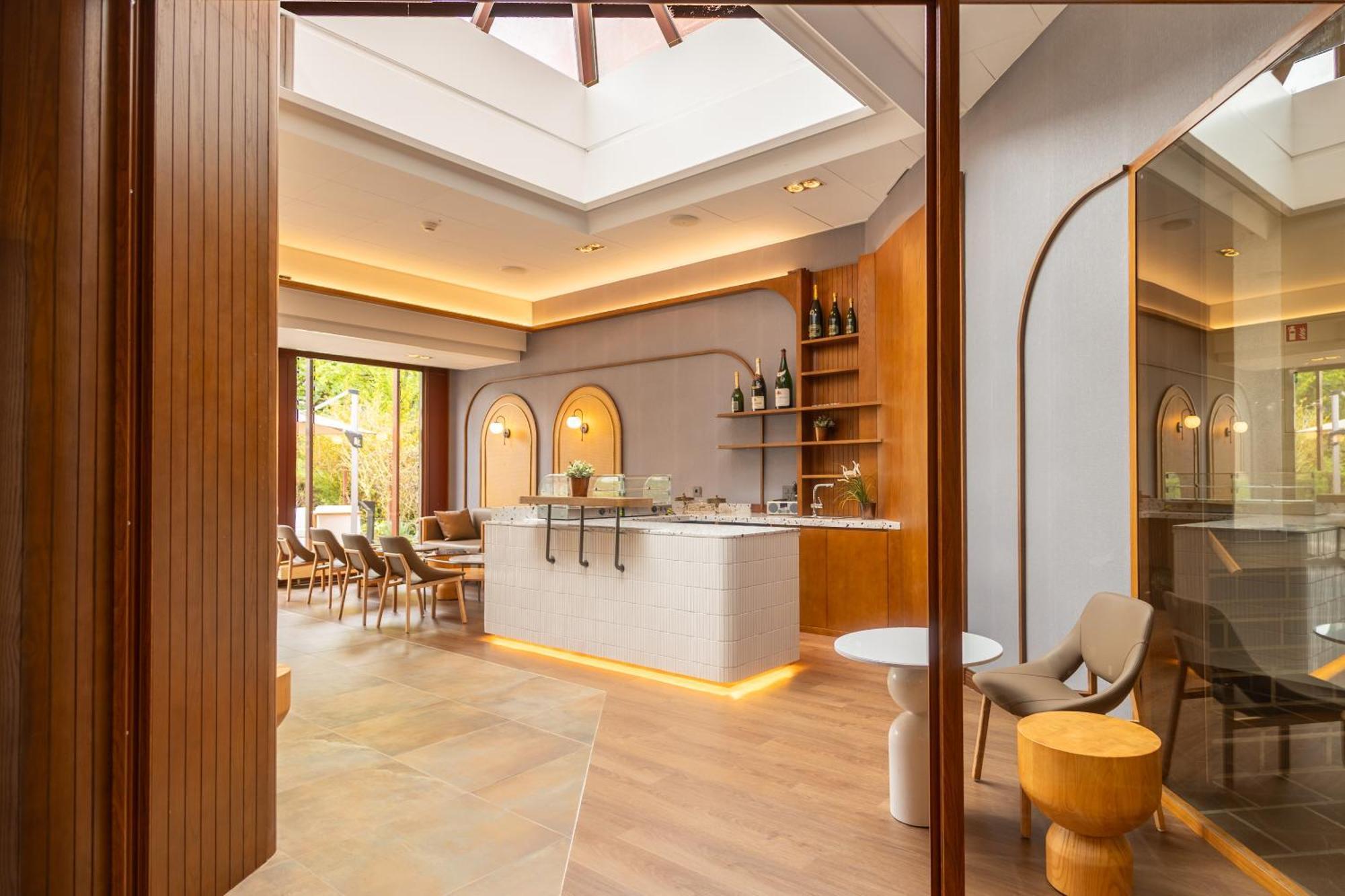 Hotel Ramada By Wyndham Du Parc 4*